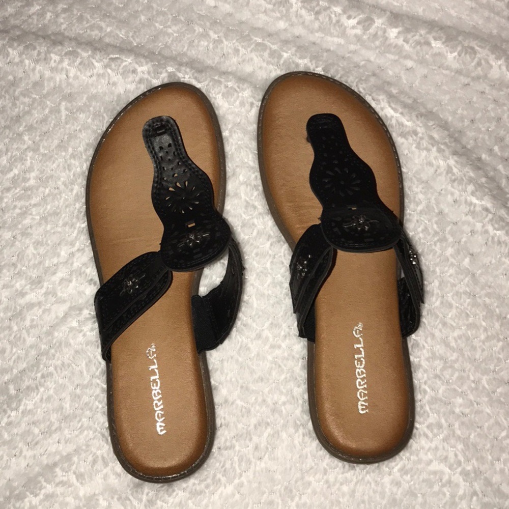 cute black sandals!